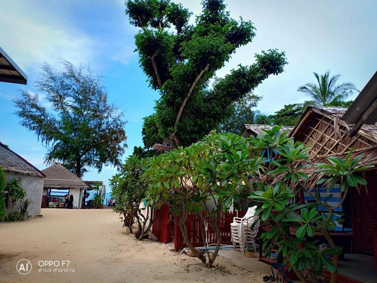 Отель On The Beach Ко-Ланта Экстерьер фото